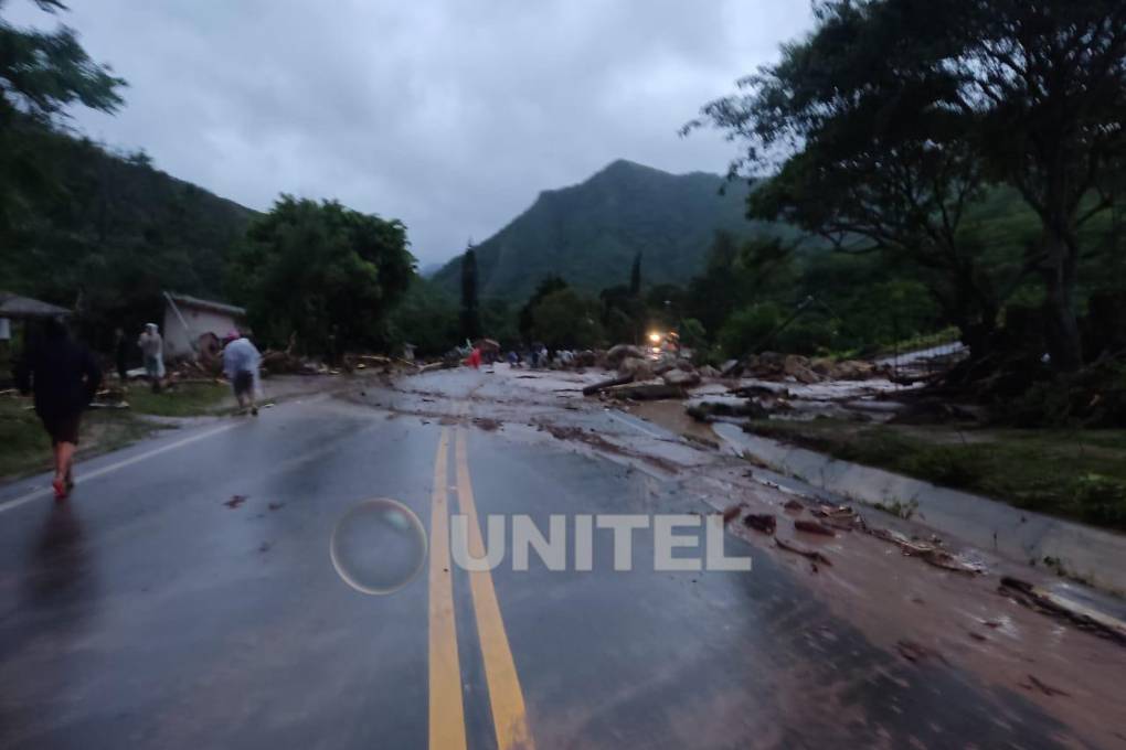 La carretera también está afectada