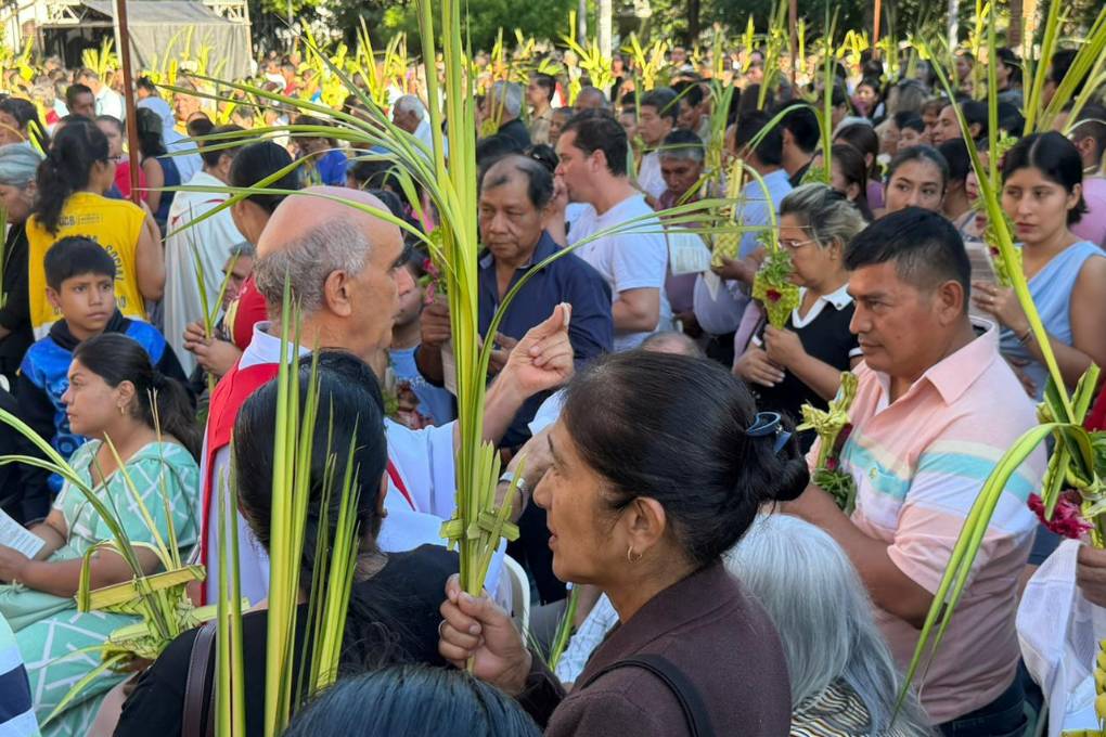 Católicos reciben la comunión en la Catedral de Santa Cruz.