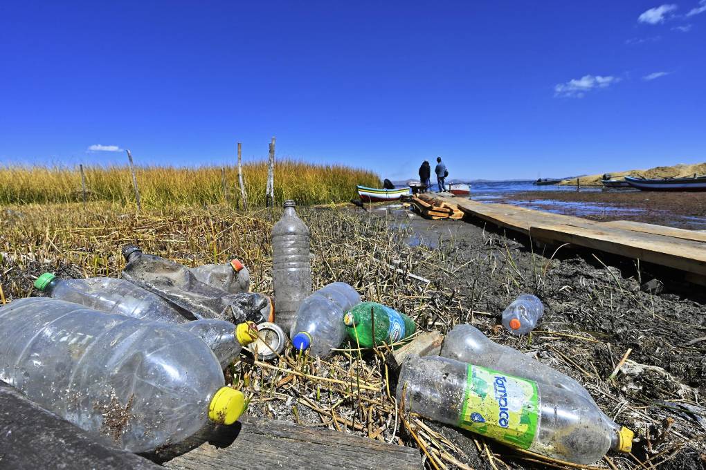 Botellas de plástico y otros desechos se ven en las orillas del lago Titicaca.