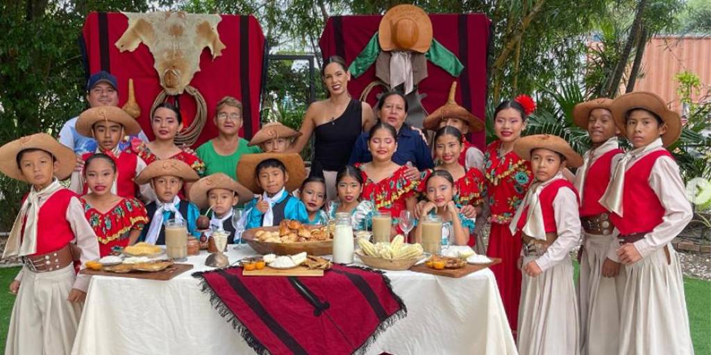 Habitantes de Abapó llegaron con lo mejor de sus tradiciones a La Revista