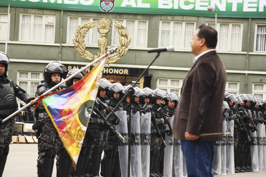 Presidente Luis Arce en la entrega de equipo antimotín. 
