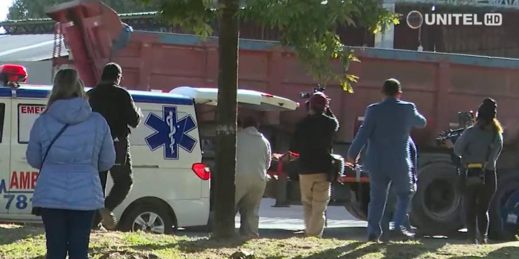 Un hombre herido con arma blanca en un canal de drenaje es trasladado ...
