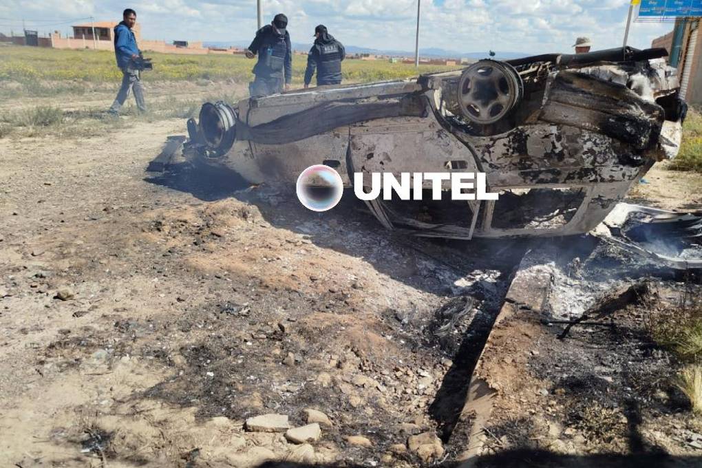 El auto fue quemado por los vecinos 