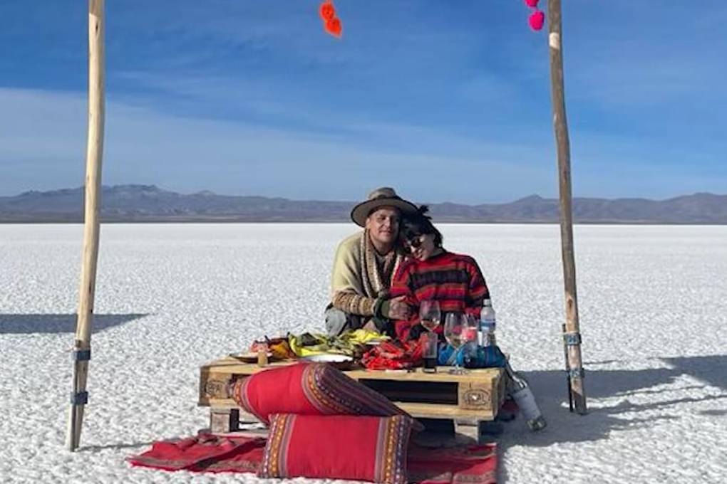 Nodal y Cazzu en el Salar de Uyuni.