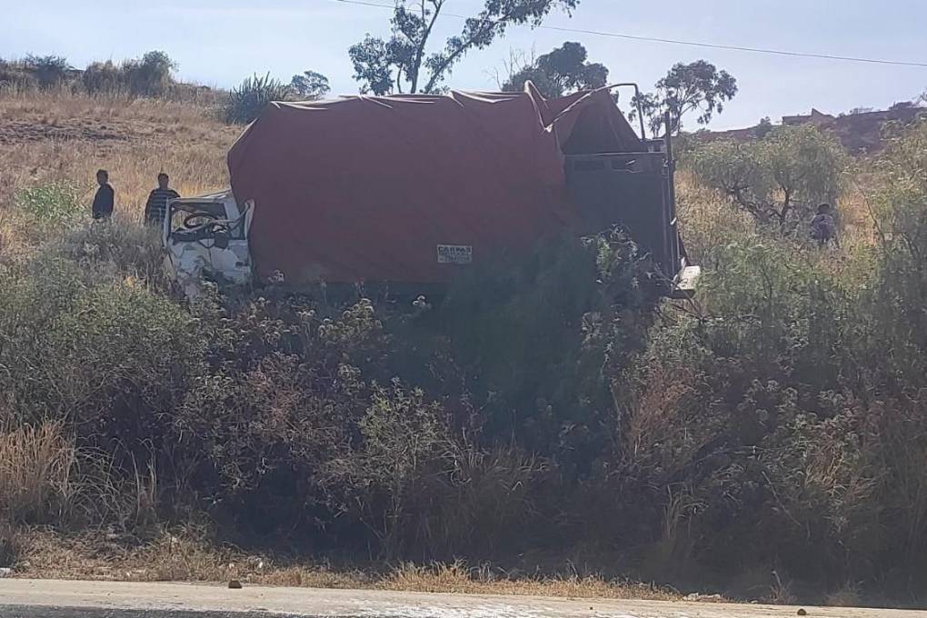 Reportan un muerto y seis heridos tras choque de camión con un cerro en ...
