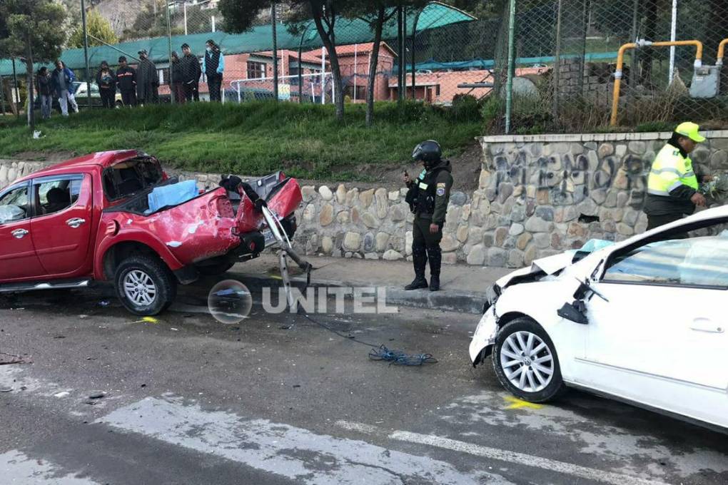 La camioneta roja fue remolcada por Tránsito