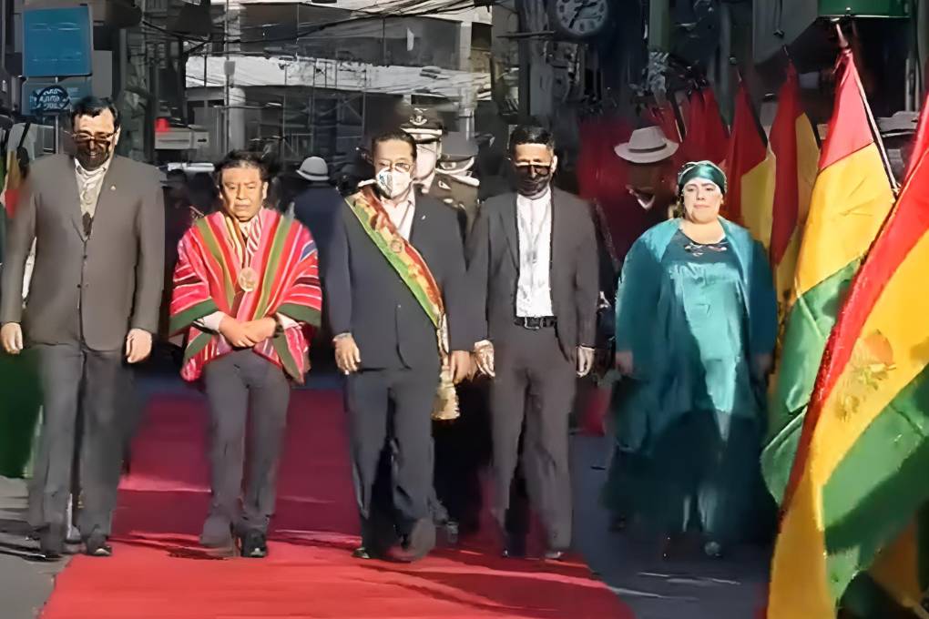 La comitiva de autoridades de Gobierno a momento de su ingreso a Casa Grande del Pueblo 