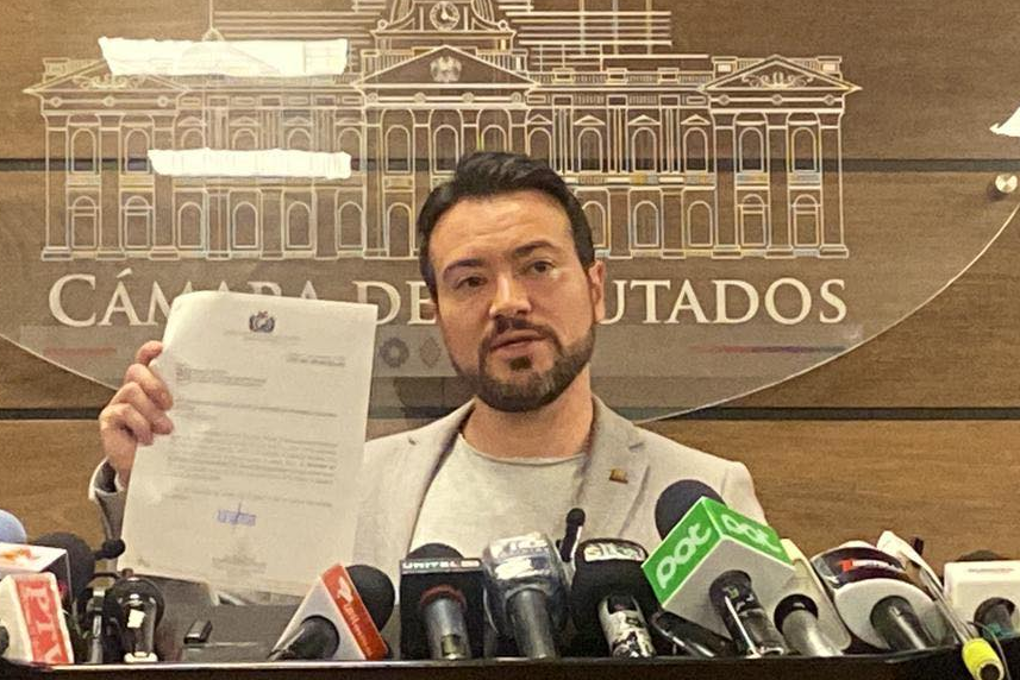 “El ministro que se esconde como esconden las certificaciones de reservas”, dijo Reyes
