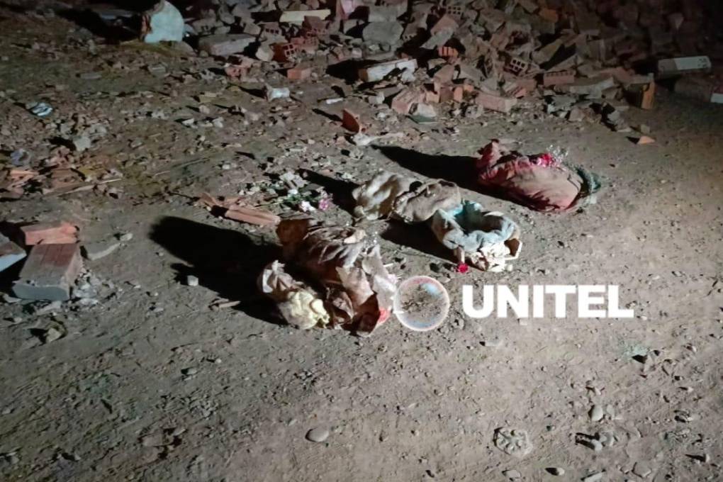 Los restos de los nichos que hallaron en el cementario Mercedario de El Alto.