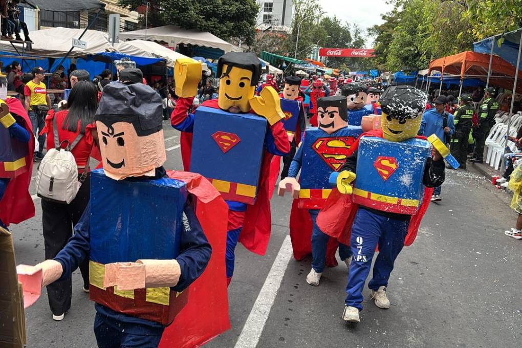 Disfraces semejantes a las figuras de Lego con el íconico Superman.