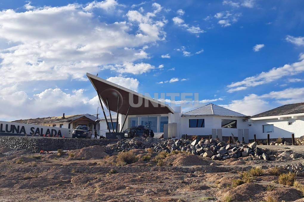 Hotel en la orilla del salar