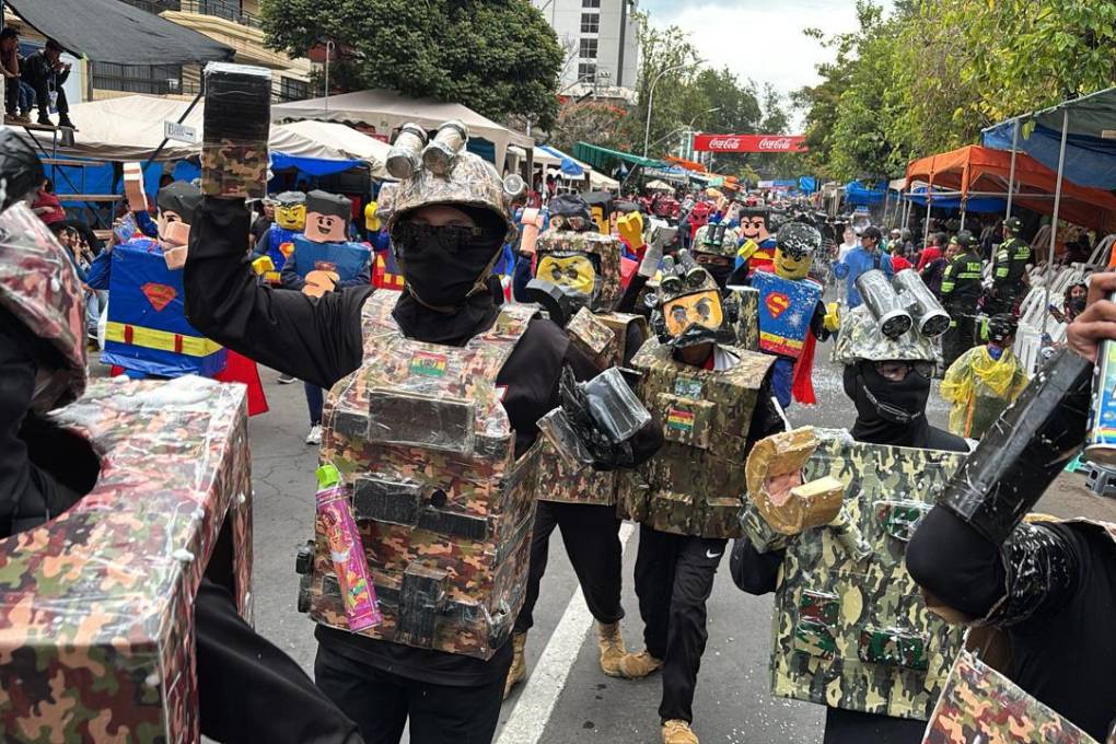 Militares recrean figuran de Lego.