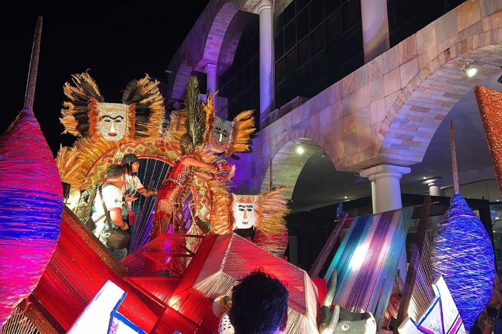 La Soberana del Carnaval Camila I, inicia su recorrido en la primera ‘preca’ cruceña.