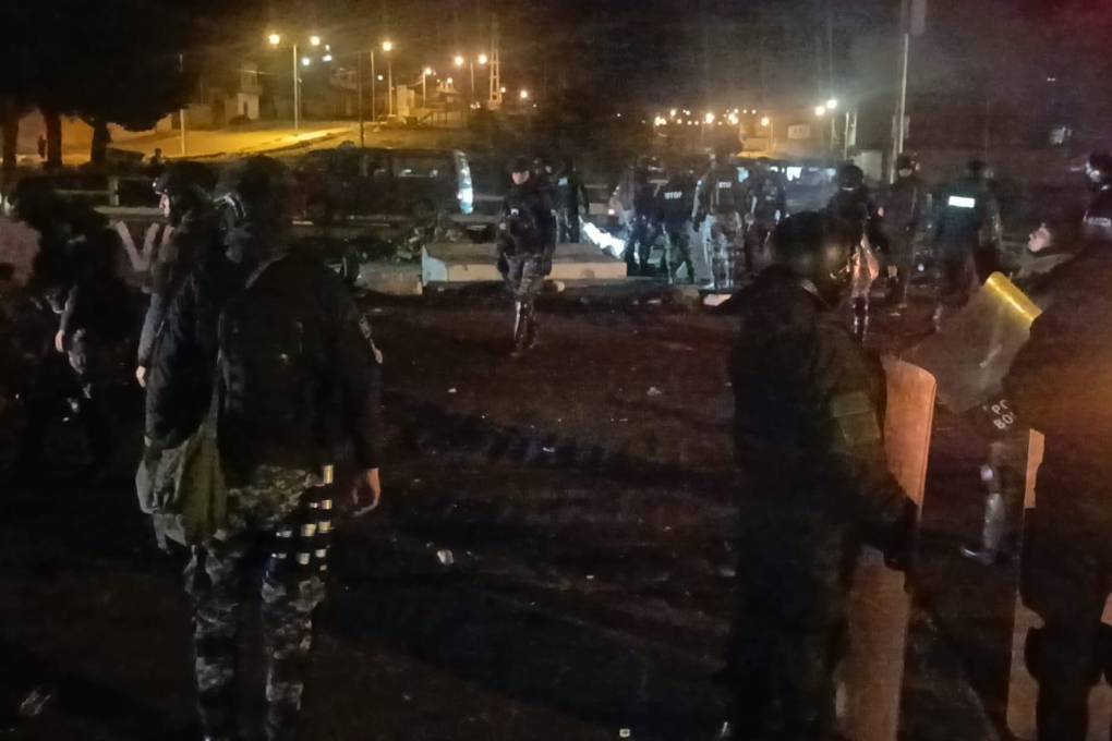 La Policía llegó al lugar para controlar los desmanes.