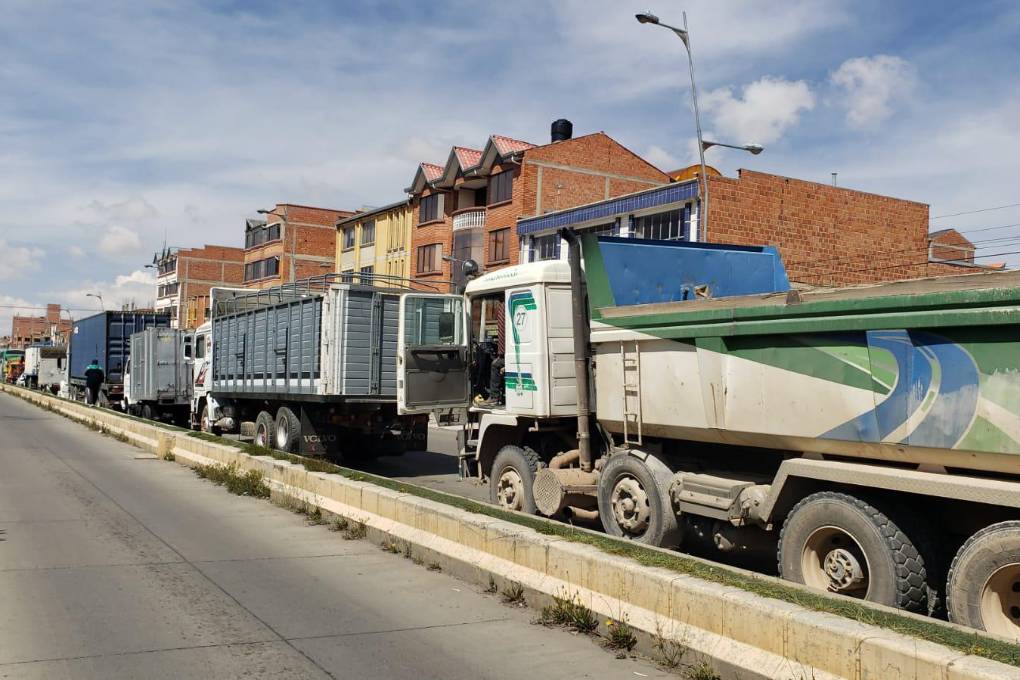 Filas por diésel en El Alto 