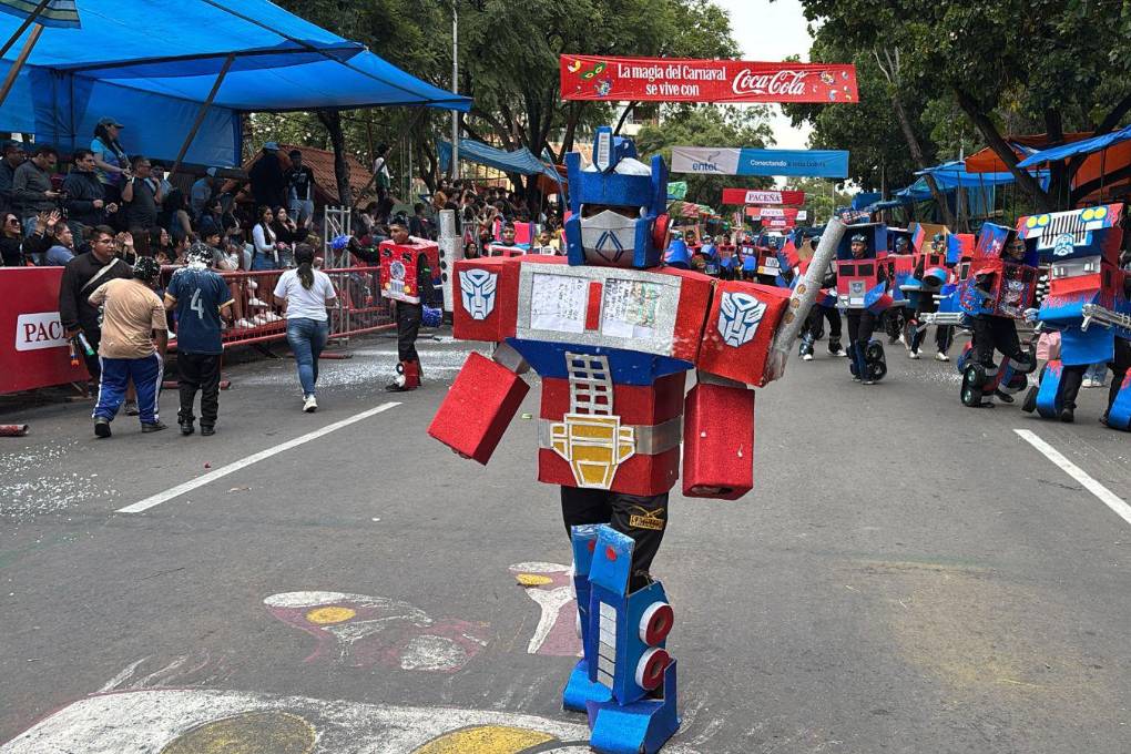 Un disfraz clásico, figuras de Transformers llamaron la atención.
