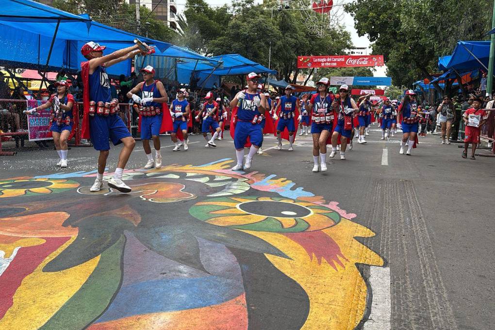 Divertidos disfraces en el recorrido del Corso de Corsos.
