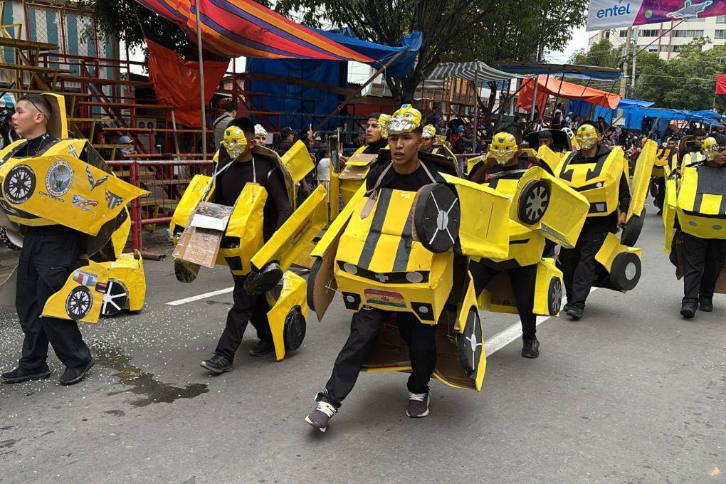 Los premilitares durante su paso en el Corso de Corsos.