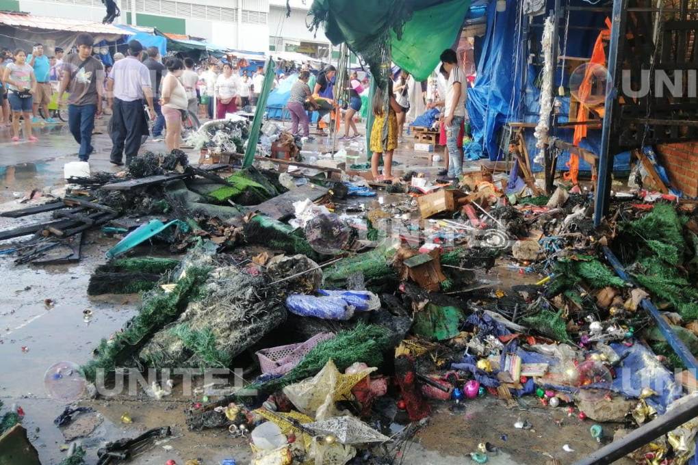Incendio afectó a cuatro puestos.