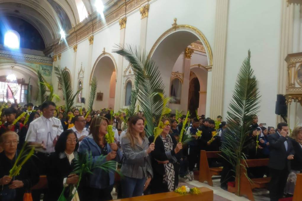 Los asistentes a los actos litúrgicos en Cochabamba.