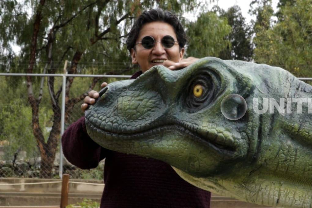 El escultor boliviano exporta obras de arte al exterior del país