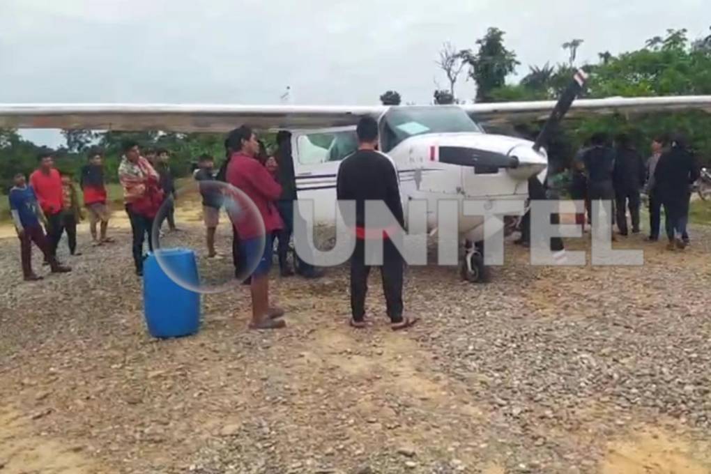 Los comunarios observaban la avioneta que presentaba orificios de los disparos de arma de fuego.