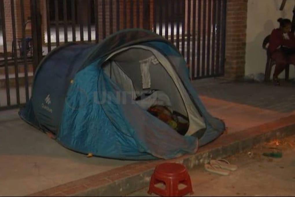 Alguno padres durmieron en carpas