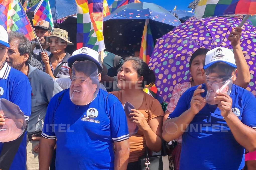 La ausencia de Morales y las máscaras de sus seguidores marcó el inicio del acto.