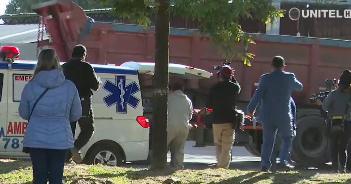 Un hombre herido con arma blanca en un canal de drenaje es trasladado ...