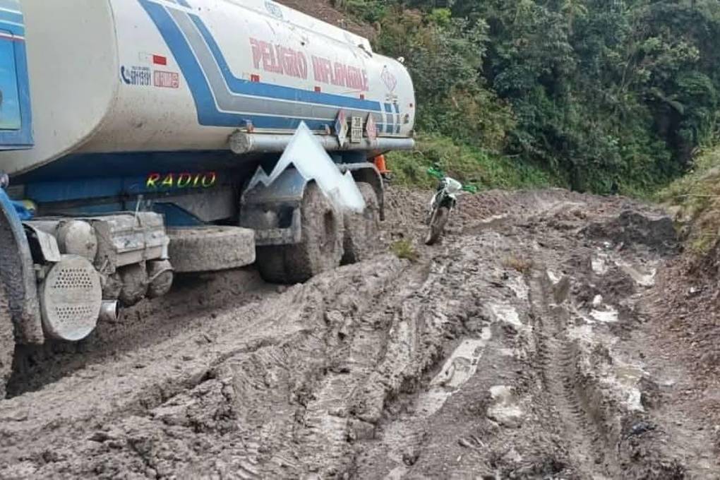 Una cisterna quedó en pleno camino 