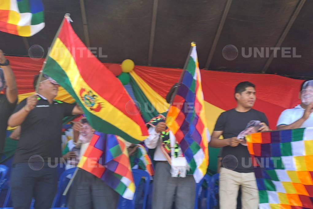 Los dirigentes con máscaras de Morales y banderas.