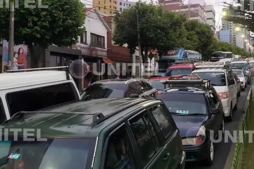 Doble fila en la ciudad de La Paz