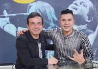 Omar González , vocalista de Octavia y el presentador Ronald Arnez