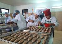 Integrantes de Fusindo trabajan preparando panes