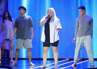 La imitadora Billie Eilish, interpretó ‘Ocean eyes’.