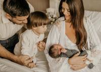 Anabel Angus junto a sus dos pequeños, Santiago y Sebastián