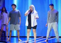 La imitadora Billie Eilish, interpretó ‘Ocean eyes’.