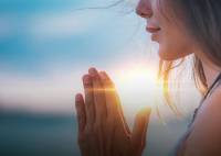 Imagen referencial de una mujer meditando