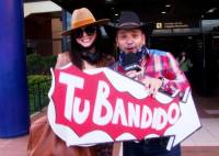 Vestido como un “bandido” el presentador recibió a la artista mexicana