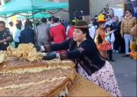 En La Paz cocineros prepararon el sándwich de chola más grande del mundo