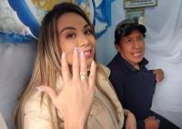 Sandra Alcázar “se casó” en la feria Alasita en La Paz