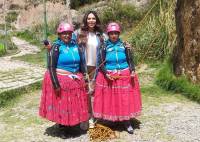 Las cholitas escaladoras junto a Sandra Alcázar