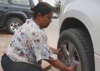 Martha Correa se dedica al oficio de la gomería