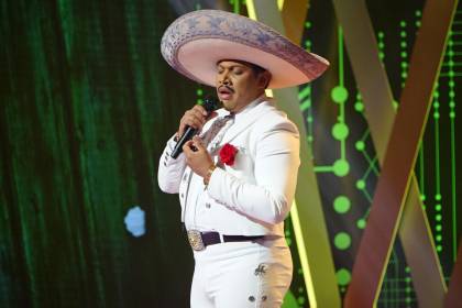 El imitador de Pedro Infante cerró la gala con el tema ‘Flor sin retoño’