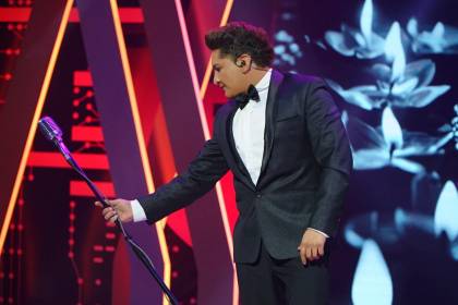 El imitador Luis Miguel lo da todo para seguir invicto en su gala 