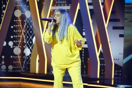 La doble de Billie Eilish, se desafió con la canción ‘Bellyache’, un tema que casi la envió a nominación 