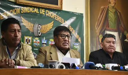 Choferes de Bolivia anuncian paro de 24 horas con bloqueo de carreteras para este martes por combustibles