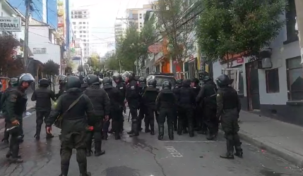 Policías gasifican a evistas que intentaron aproximarse al TSE