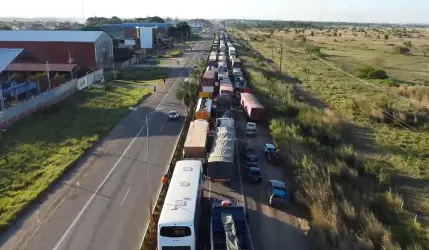 Bloqueo en la vía Santa Cruz - Warnes: Mototaxistas exigen incremento de su tarifa