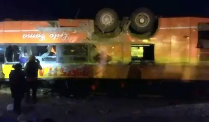 Una adolescente de 13 años fallece y 45 pasajeros resultan heridos en el vuelco de un bus en la carretera La Paz – Oruro